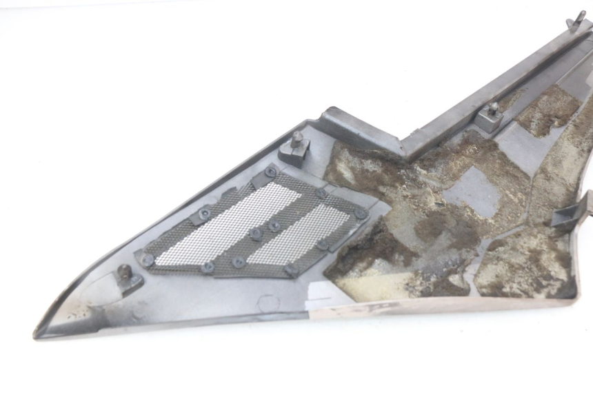 photo de CACHE SOUS SELLE DROIT YAMAHA FJ 3CX 1200 (1986 - 1996) - Zoom état d’usage