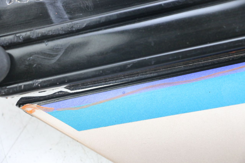 photo de CACHE SOUS SELLE DROIT YAMAHA FJ 3CX 1200 (1986 - 1996) - Détail de la pièce