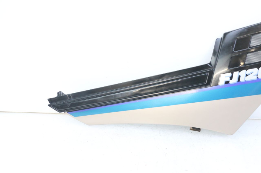 photo de CACHE SOUS SELLE DROIT YAMAHA FJ 3CX 1200 (1986 - 1996) - Zoom composants