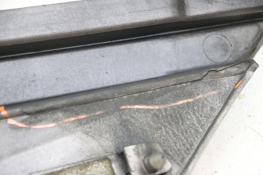 photo de CACHE SOUS SELLE DROIT YAMAHA FJ 3CX 1200 (1986 - 1996) - Gros plan technique