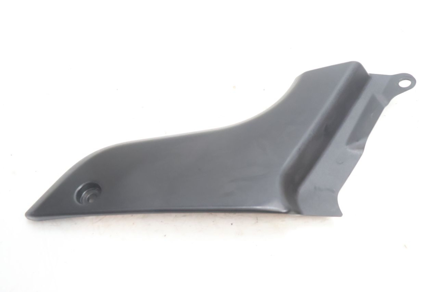 photo de CACHE SOUS SELLE DROIT YAMAHA FJR 1300 (2001 - 2005) - Détail de la pièce