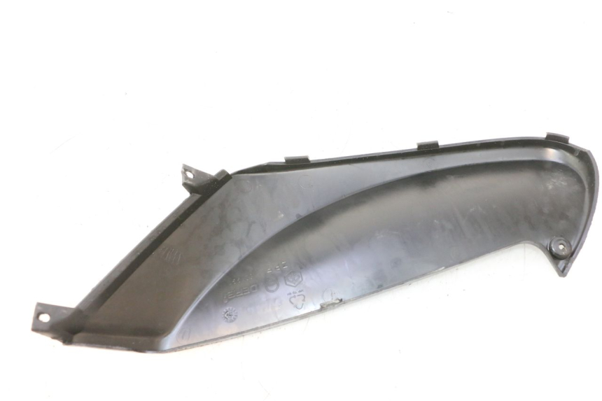 photo de CACHE SOUS SELLE DROIT PIAGGIO FLY 2T 50 (2004 - 2017) - Zoom état d’usage