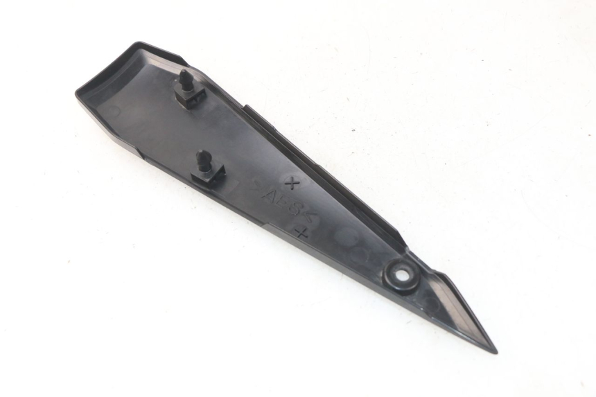 photo de CACHE SOUS SELLE DROIT YAMAHA FZ8 800 (2010 - 2016) - Détail de la pièce