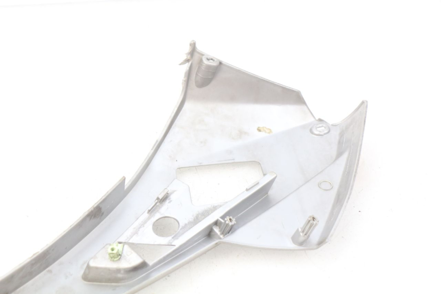 photo de CACHE SOUS SELLE DROIT PEUGEOT GEOPOLIS 400 (2007 - 2013) - Détail de la pièce