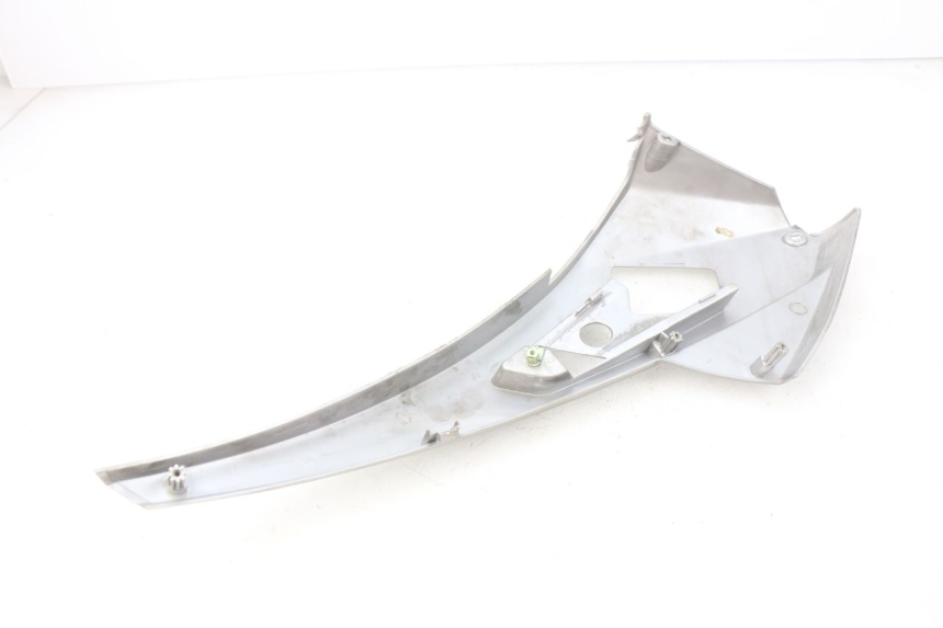 photo de CACHE SOUS SELLE DROIT PEUGEOT GEOPOLIS 400 (2007 - 2013) - Autre angle de vue