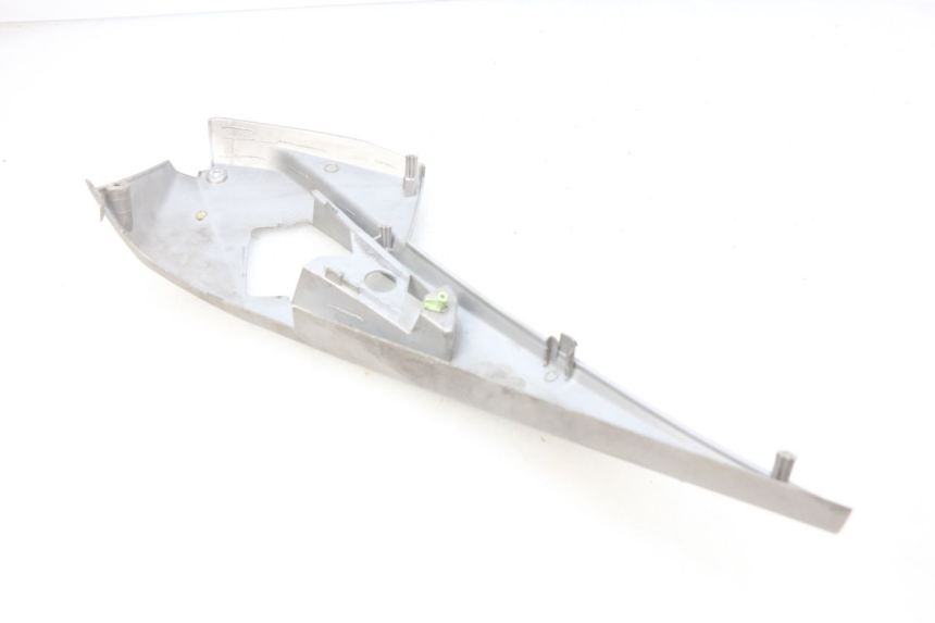 photo de CACHE SOUS SELLE DROIT PEUGEOT GEOPOLIS 400 (2007 - 2013) - Gros plan technique