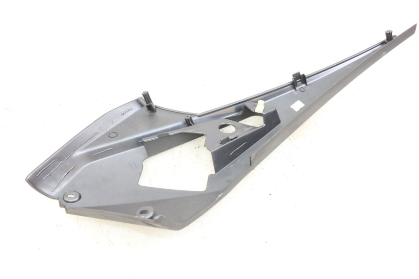 photo de CACHE SOUS SELLE DROIT PEUGEOT GEOPOLIS RS 125 (2007 - 2009) - Détail de la pièce