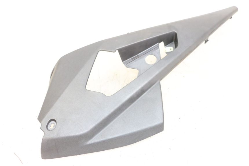 photo de CACHE SOUS SELLE DROIT PEUGEOT GEOPOLIS RS 125 (2007 - 2009) - Gros plan technique