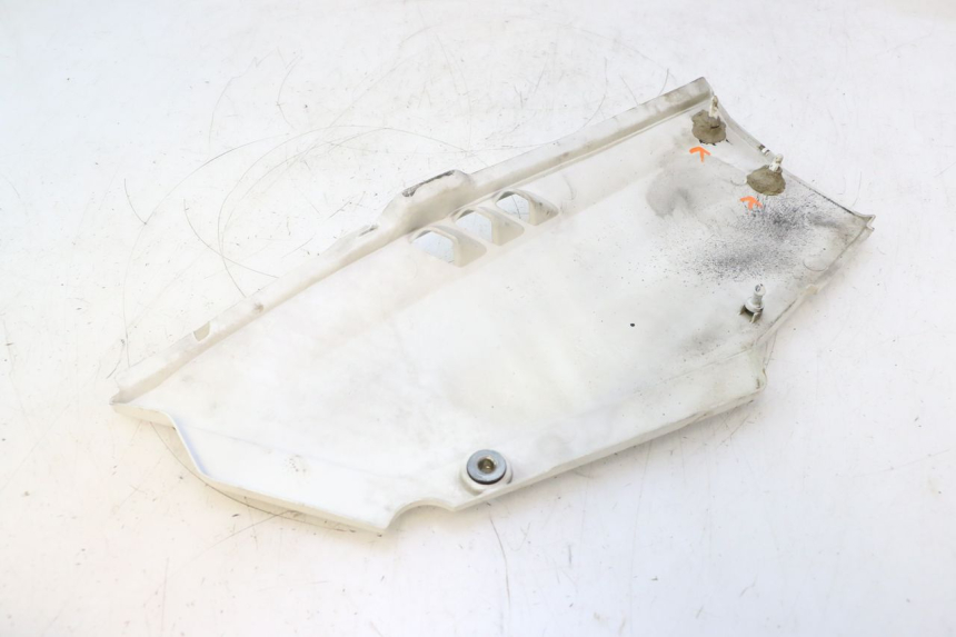 photo de CACHE SOUS SELLE DROIT KAWASAKI GPX F ZX750F 750 (1986 - 1990) - Gros plan technique