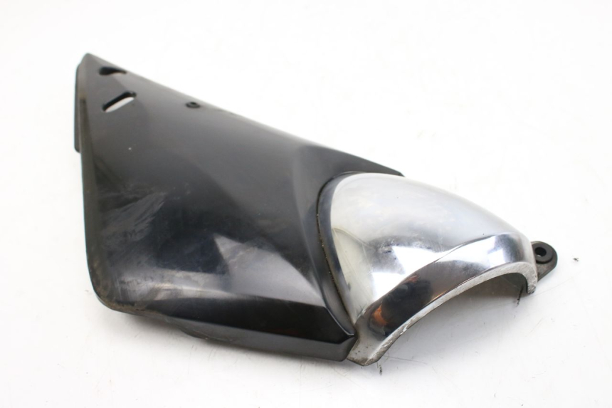 photo de CACHE SOUS SELLE DROIT SUZUKI GSF S BANDIT 600 (2000 - 2004) - Zoom état d’usage