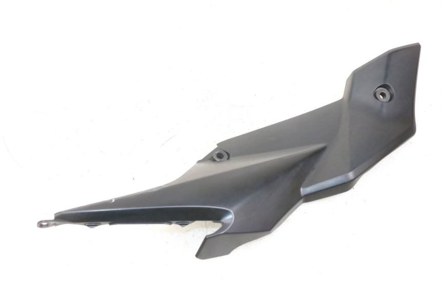 photo de CACHE SOUS SELLE DROIT SUZUKI GSR 750 (2011 - 2017) - Détail de la pièce