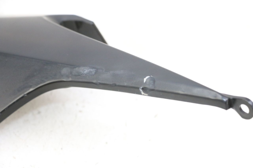 photo de CACHE SOUS SELLE DROIT SUZUKI GSR 750 (2011 - 2017) - Gros plan technique