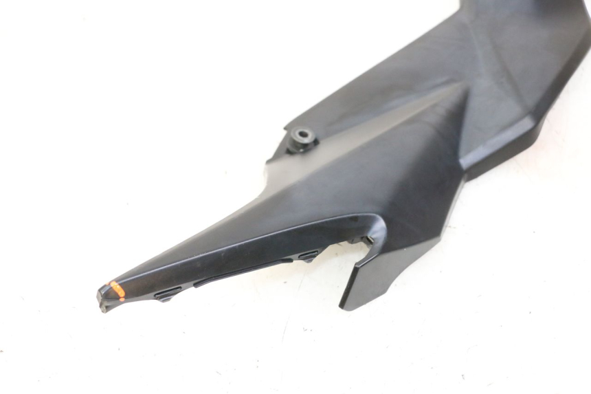 photo de CACHE SOUS SELLE DROIT SUZUKI GSR 750 (2011 - 2017) - Détail de la pièce