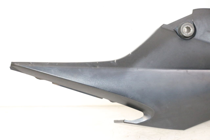 photo de CACHE SOUS SELLE DROIT SUZUKI GSR 750 (2011 - 2017) - Détails caractéristiques