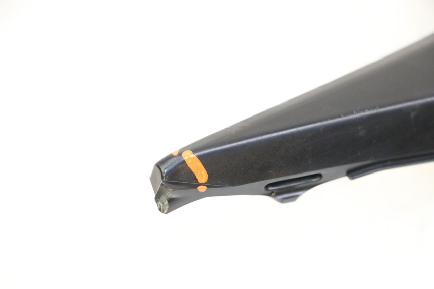 photo de CACHE SOUS SELLE DROIT SUZUKI GSR 750 (2011 - 2017) - Zoom état d’usage