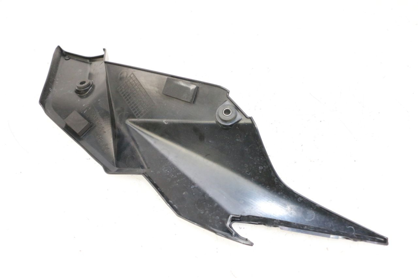 photo de CACHE SOUS SELLE DROIT SUZUKI GSR 750 (2011 - 2017) - Points de fixation