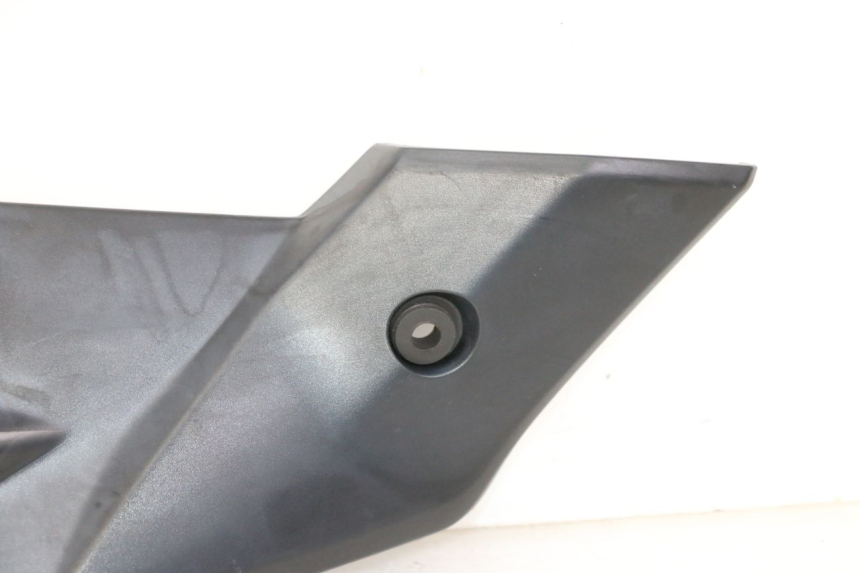 photo de CACHE SOUS SELLE DROIT SUZUKI GSR 750 (2011 - 2017) - Pièce contrôlée
