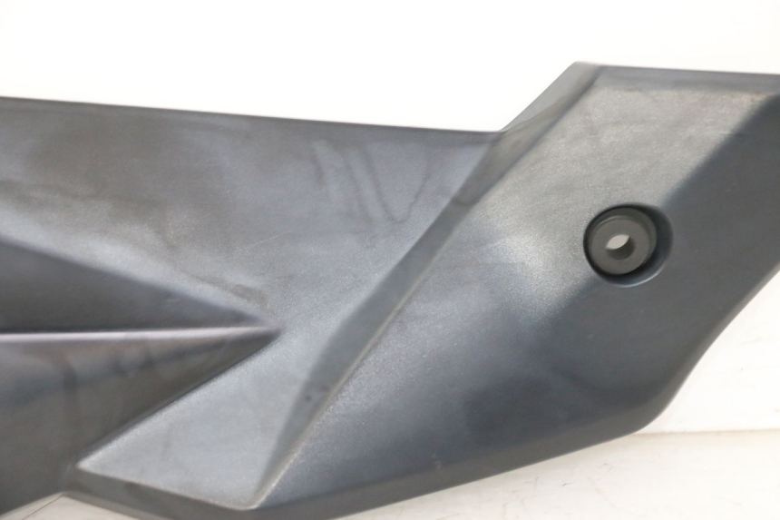 photo de CACHE SOUS SELLE DROIT SUZUKI GSR 750 (2011 - 2017) - Marquages et références