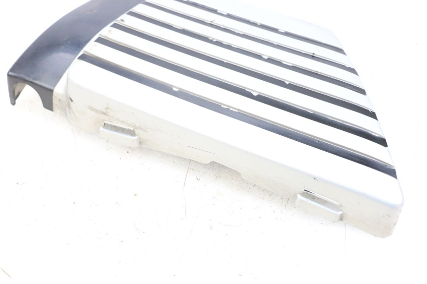 photo de CACHE SOUS SELLE DROIT SUZUKI GSX E 250 (1982 - 1983) - Détail de la pièce