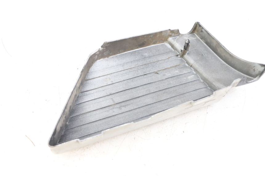 photo de CACHE SOUS SELLE DROIT SUZUKI GSX E 250 (1982 - 1983) - Zoom état d’usage