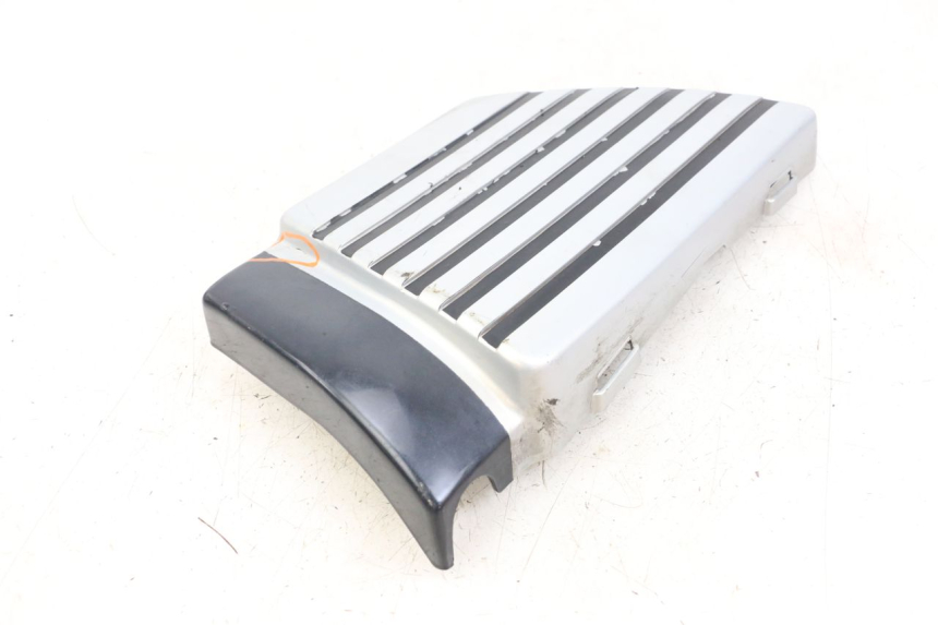 photo de CACHE SOUS SELLE DROIT SUZUKI GSX E 250 (1982 - 1983) - Gros plan technique