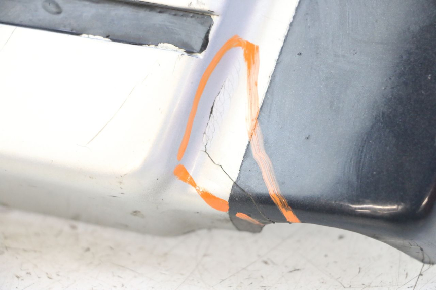 photo de CACHE SOUS SELLE DROIT SUZUKI GSX E 250 (1982 - 1983) - Points de fixation