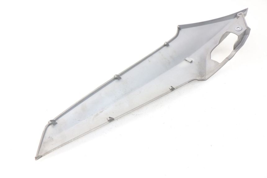 photo de CACHE SOUS SELLE DROIT SYM GTS EFI ABS 125 (2012 - 2016) - Détail de la pièce