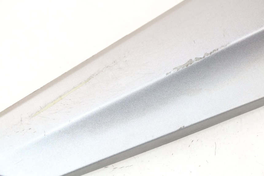 photo de CACHE SOUS SELLE DROIT SYM GTS EFI ABS 125 (2012 - 2016) - Détail de la pièce