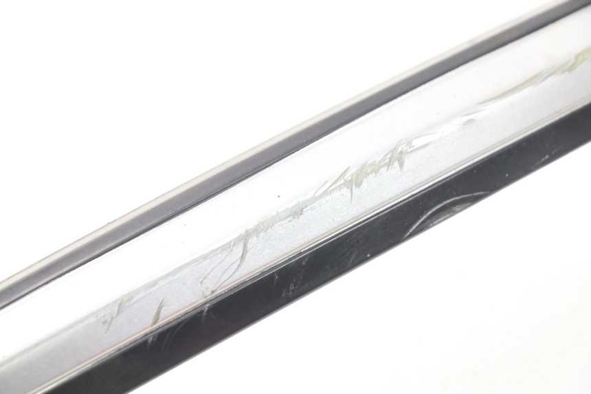 photo de CACHE SOUS SELLE DROIT SYM GTS EVO 125 (2009 - 2013) - Zoom état d’usage