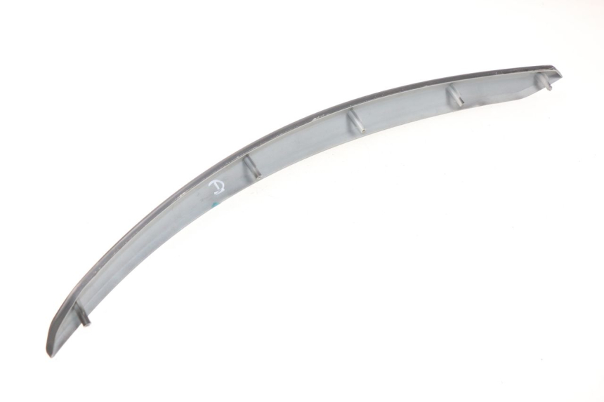 photo de CACHE SOUS SELLE DROIT SYM GTS EVO 125 (2009 - 2013) - Gros plan technique