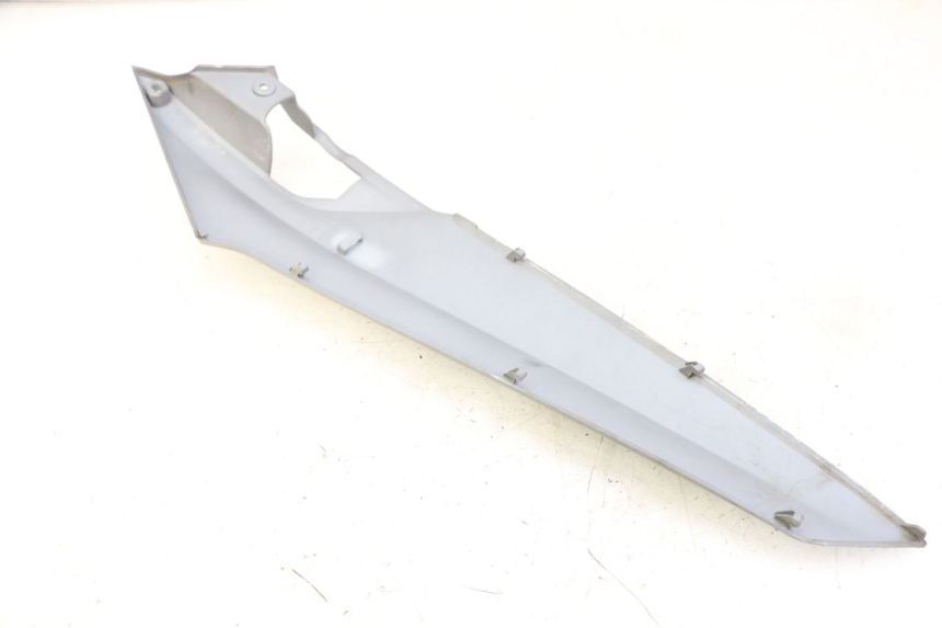 photo de CACHE SOUS SELLE DROIT SYM JOYMAX 125 (2010 - 2017) - Détail de la pièce