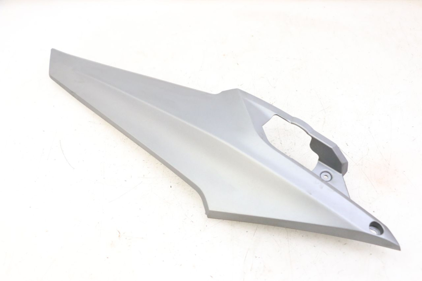 photo de CACHE SOUS SELLE DROIT SYM JOYMAX 125 (2010 - 2017) - Autre angle de vue