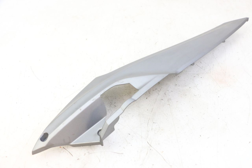 photo de CACHE SOUS SELLE DROIT SYM JOYMAX 125 (2010 - 2017) - Gros plan technique