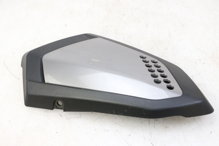 photo de CACHE SOUS SELLE DROIT KEEWAY K-LIGHT KLIGHT 125 (2018 - 2025) - Gros plan technique