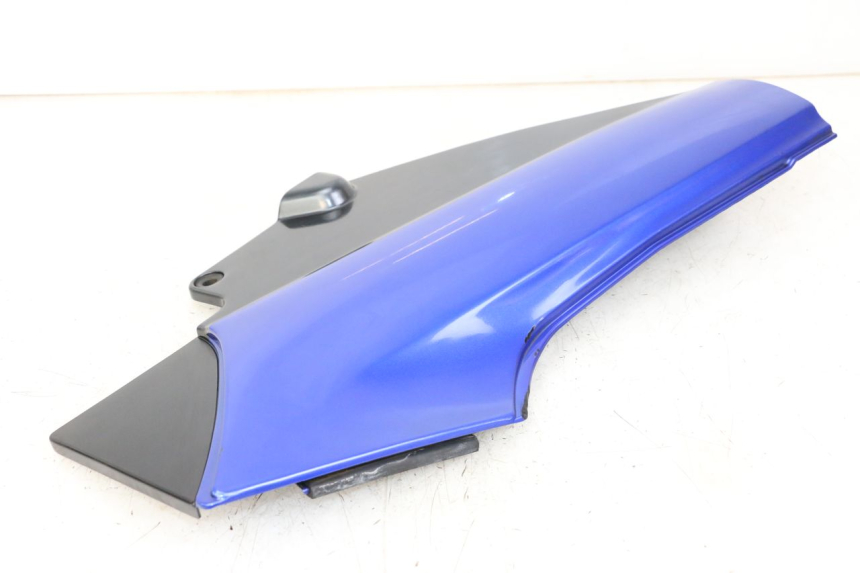 photo de CACHE SOUS SELLE DROIT KAWASAKI GTR 1000 (1994 - 2004) - Gros plan technique