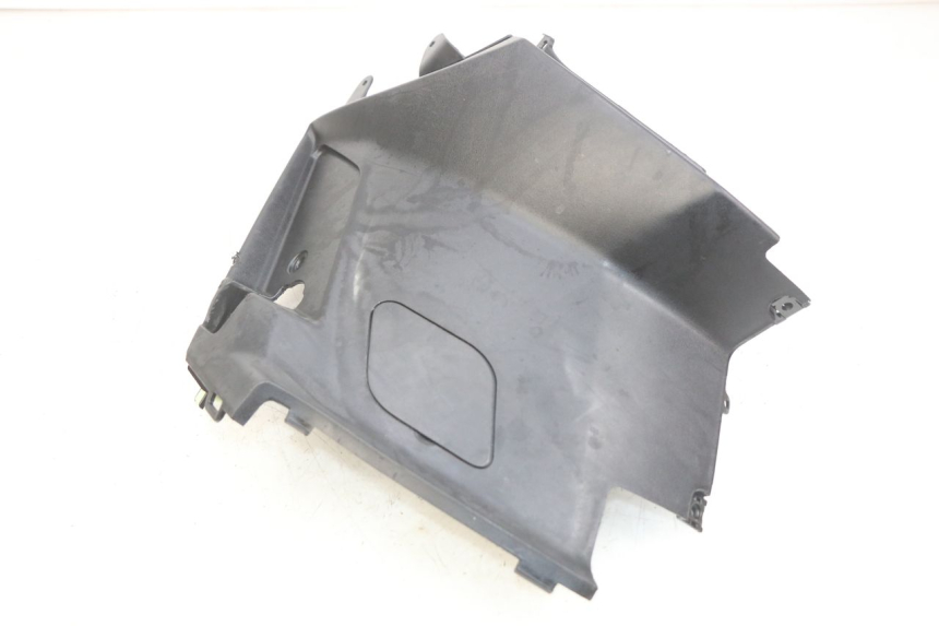 photo de CACHE SOUS SELLE DROIT PEUGEOT KISBEE 2T 50 (2010 - 2017) - Gros plan technique