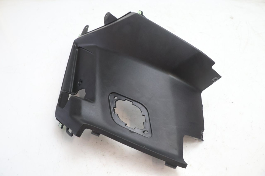 photo de CACHE SOUS SELLE DROIT PEUGEOT KISBEE 2T 50 (2018 - 2022) - Détail de la pièce