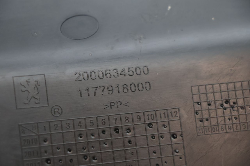 photo de CACHE SOUS SELLE DROIT PEUGEOT KISBEE 2T 50 (2018 - 2022) - Gros plan technique