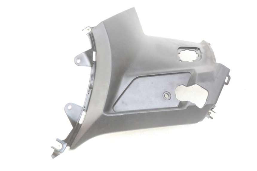 photo de CACHE SOUS SELLE DROIT PEUGEOT KISBEE 4T 50 (2018 - 2022) - Gros plan technique