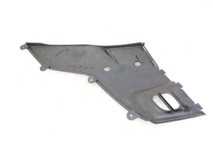 photo de CACHE SOUS SELLE DROIT KYMCO PEOPLE S 125 (2000 - 2008) - Détail de la pièce