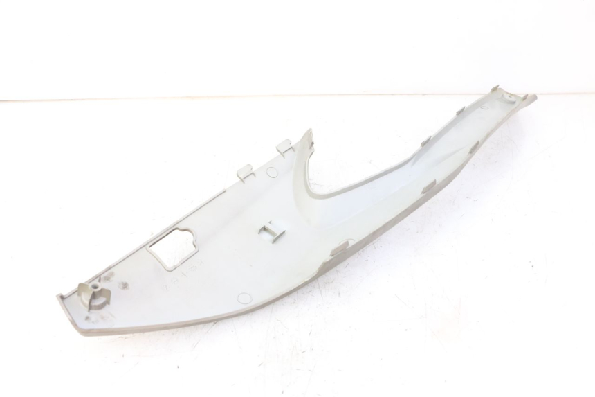 photo de CACHE SOUS SELLE DROIT KYMCO XCITING 500 (2007 - 2010) - Détail de la pièce