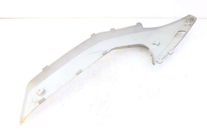 photo de CACHE SOUS SELLE DROIT KYMCO XCITING 500 (2007 - 2010) - Gros plan technique