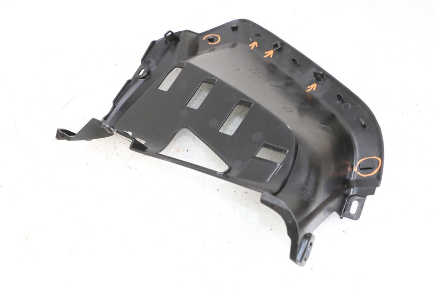 photo de CACHE SOUS SELLE DROIT YAMAHA NEO'S CORE 1 (2022 - 2026) - Détail de la pièce