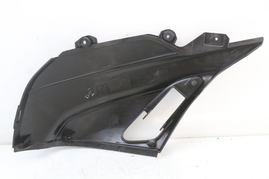 photo de CACHE SOUS SELLE DROIT PIAGGIO NEW TYPHOON 50 (2018 - 2021) - Zoom état d’usage