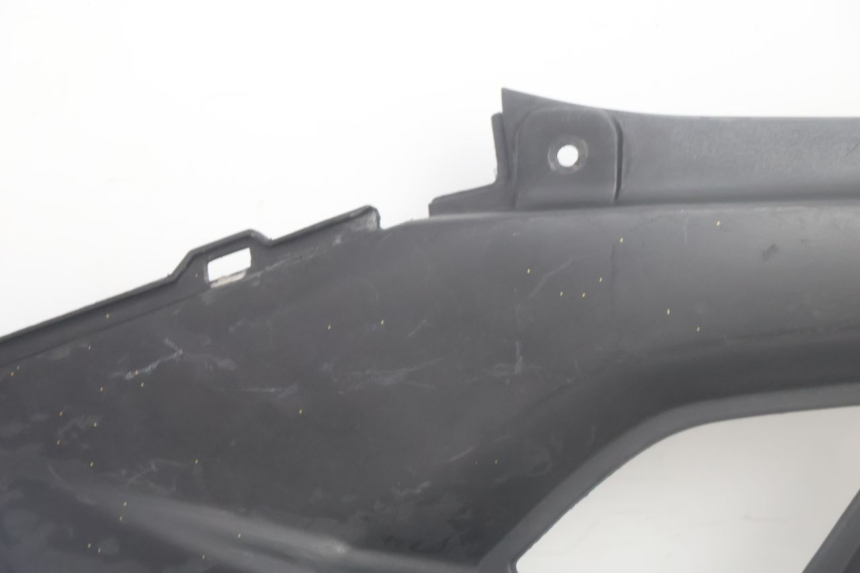 photo de CACHE SOUS SELLE DROIT MBK NITRO 50 (2004 - 2008) - Détail de la pièce