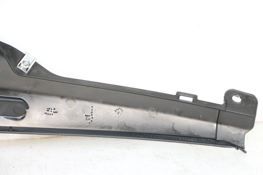 photo de CACHE SOUS SELLE DROIT PIAGGIO NRG POWER PUREJET 50 (2018 - 2021) - Gros plan technique