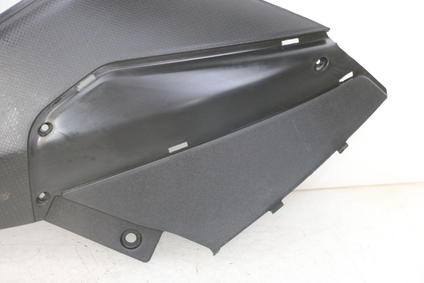 photo de CACHE SOUS SELLE DROIT PIAGGIO NRG POWER PUREJET 50 (2018 - 2021) - Marquages et références