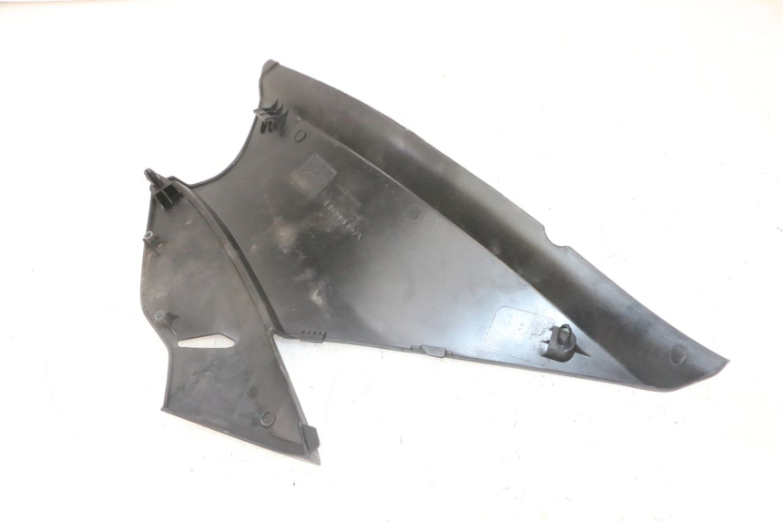 photo de CACHE SOUS SELLE DROIT HONDA NTV DEAUVILLE ABS 700 (2007 - 2016) - Détail de la pièce