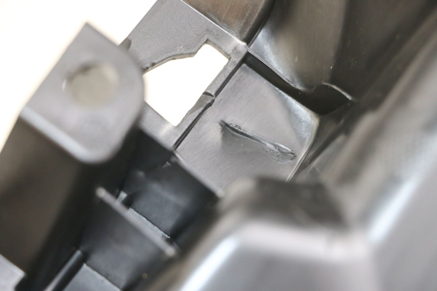 photo de CACHE SOUS SELLE DROIT SYM ORBIT III 3 4T 50 (2018 - 2021) - Zoom état d’usage