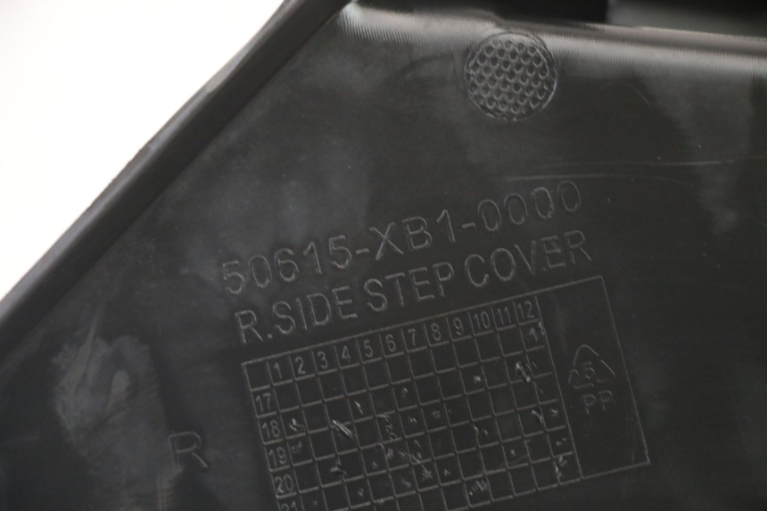 photo de CACHE SOUS SELLE DROIT SYM ORBIT III 3 4T 50 (2021 - 2025) - Gros plan technique